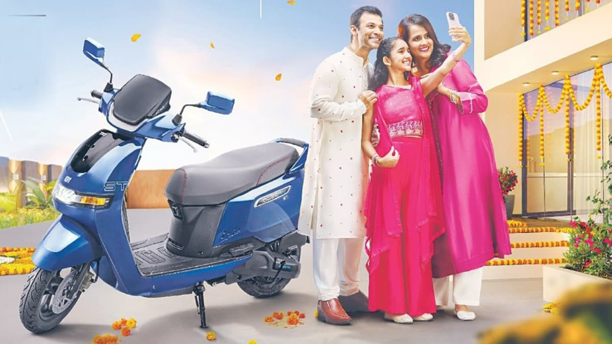 TVS का नवरात्रि ऑफर: 90,000 के स्कूटर पर 30,000 तक का Cashback, EMI 2399 से शुरू