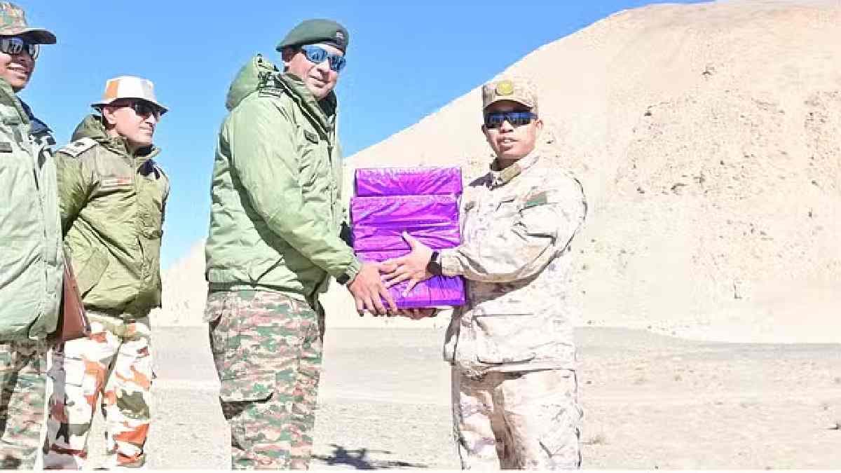 दिवाली पर भारत-चीन संबंधों में घुली मिठास, LAC पर सैनिकों ने एक-दूसरे को मिठाई बांटकर ऐसे दी बधाई
