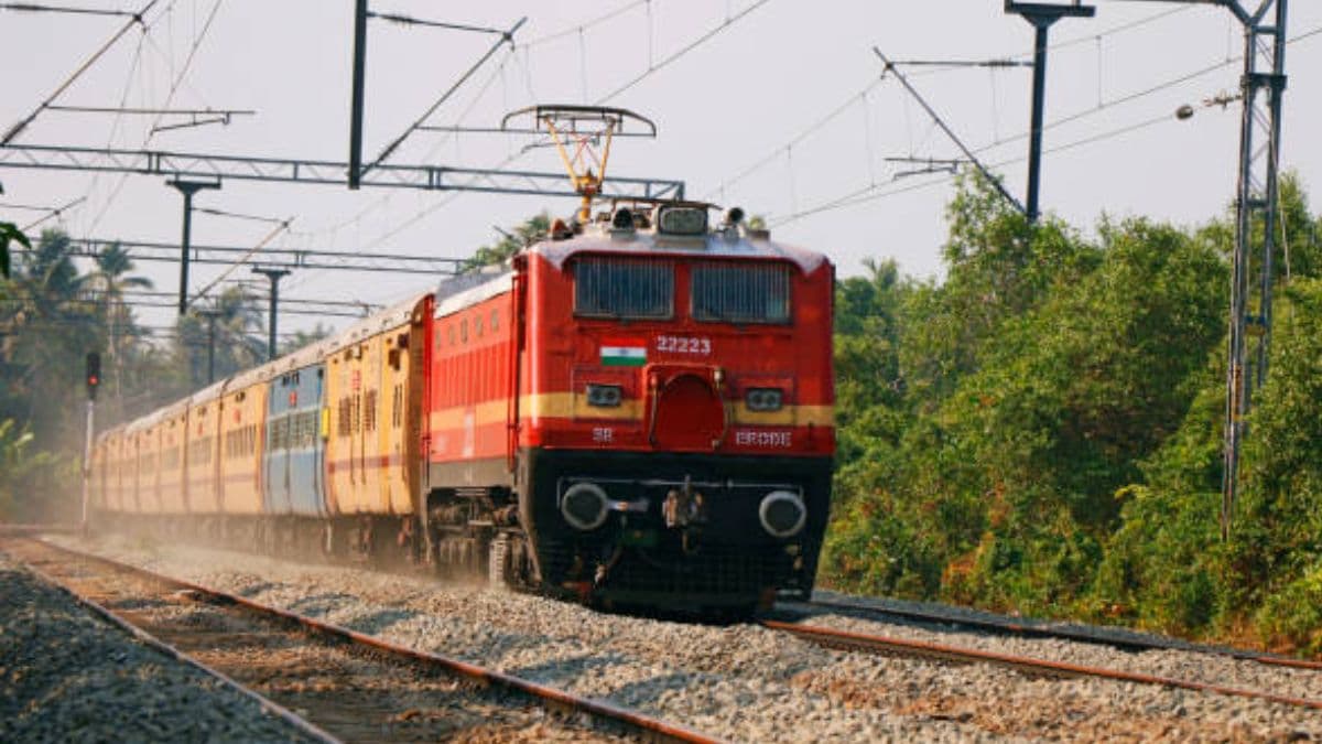 Festival Special Train: छठ के लिए 3 जोड़ी नई ट्रेनों में बुकिंग शुरू, लिस्ट देख लें