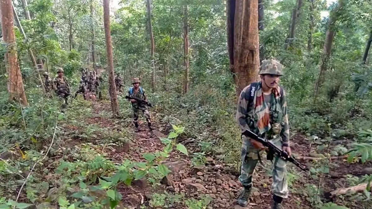 Chhattisgarh Encounter: सुरक्षाबलों ने मुठभेड़ में 30 नक्सली किए ढेर, 14 के शव बरामद