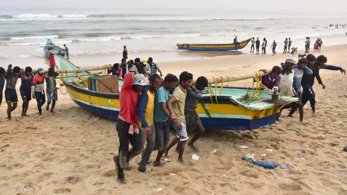 Cyclone Dana: 120kmph की रफ्तार से भितरकनिका राष्ट्रीय उद्यान और धामरा बंदरगाह के बीच टकरा सकता है तूफान