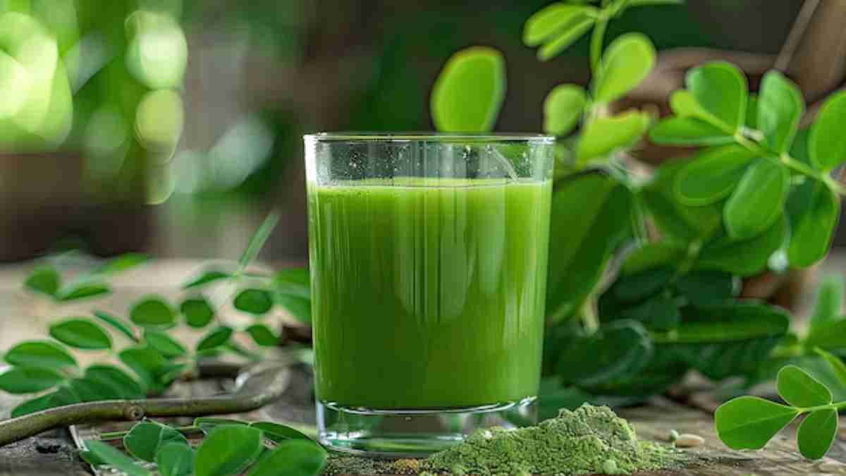 रोजाना सुबह खाली पेट पी लें 1 गिलास मोरिंगा के पत्तों का जूस, दूर हो जाएंगी ये समस्याएं