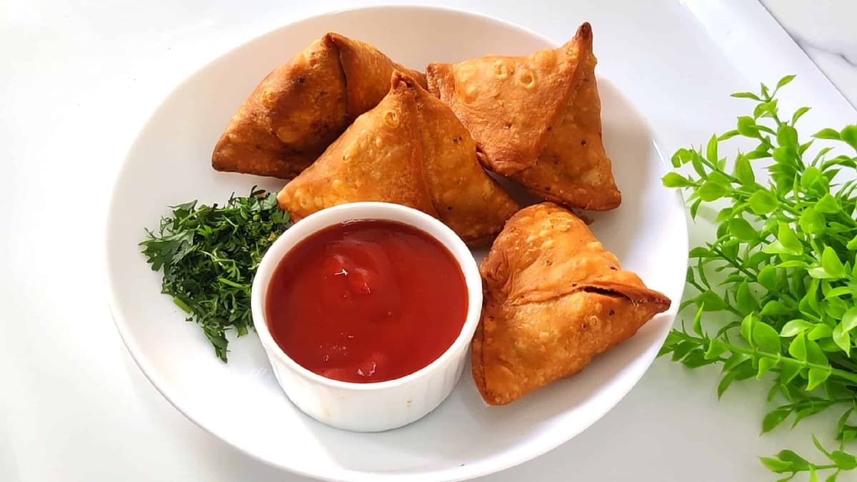 कैसे हुआ समोसे का आविष्कार? जानें भारत में कहां से आया, जानिए इस लाजवाब स्नैक की कहानी