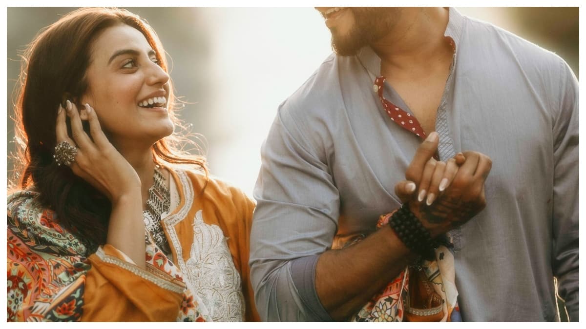 Akshara Singh ने थामा किसका हाथ? फोटोज आईं सामने तो लोगों ने यूं किया रिएक्ट