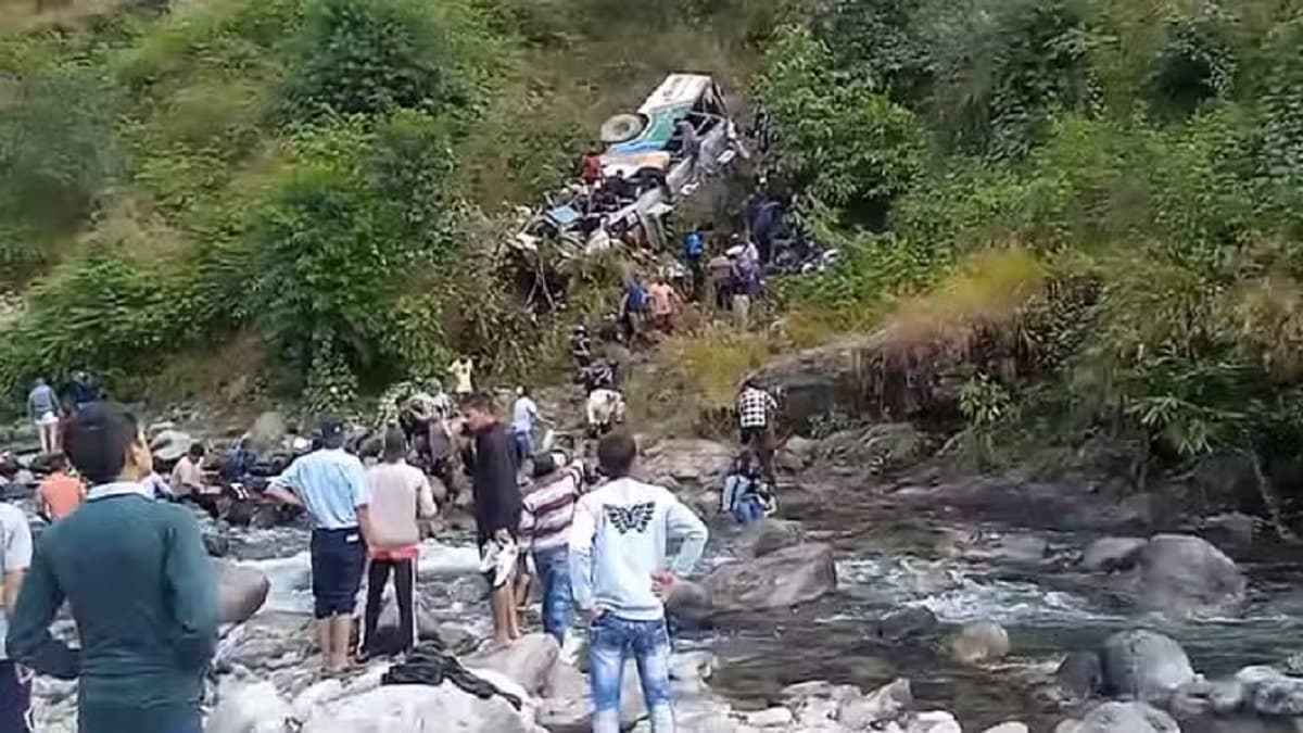 50 यात्रियों से भरी बस खाई में गिरी, कई लोगों की मौत की आशंका; 36 शव निकाले गए