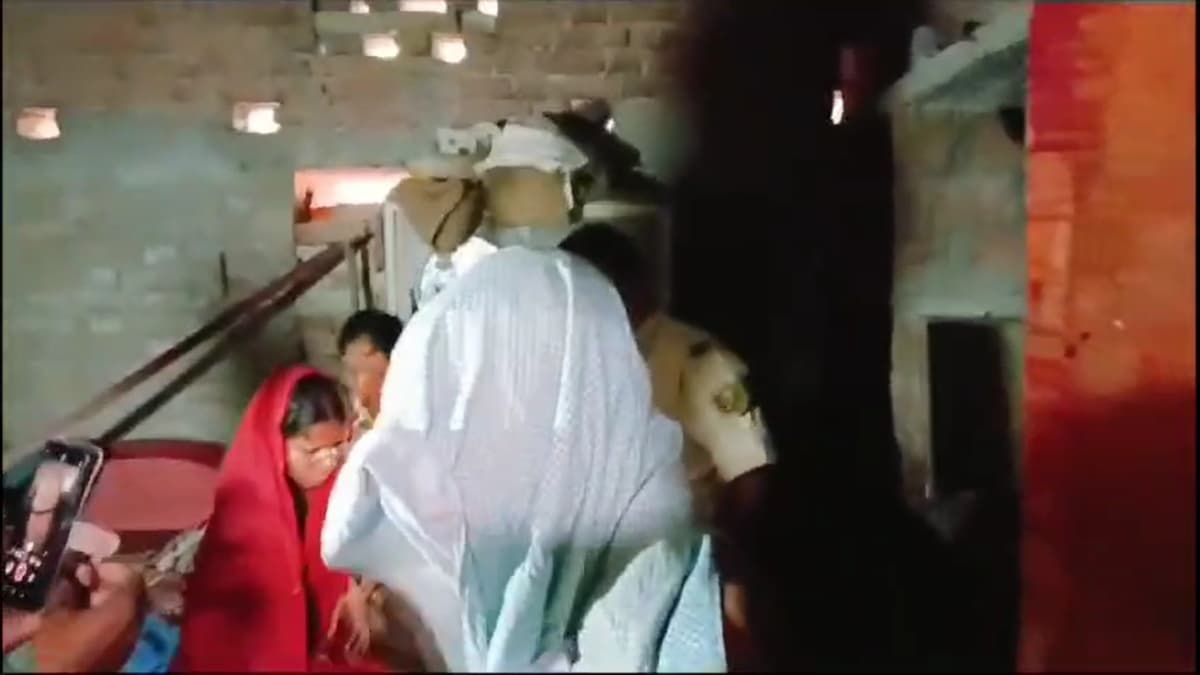 पत्नी को प्रेमी की बाहों में देख बना लिया Video, ग्रामीणों ने की युवक की पिटाई, छुड़ाने पहुंची पुलिस को भी दौड़ाया