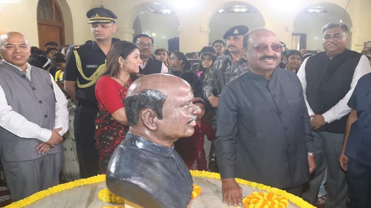 गवर्नर सीवी आनंद बोस कौन? खुद की मूर्ति का कर दिया अनावरण, विवाद पर राजभवन की आई सफाई
