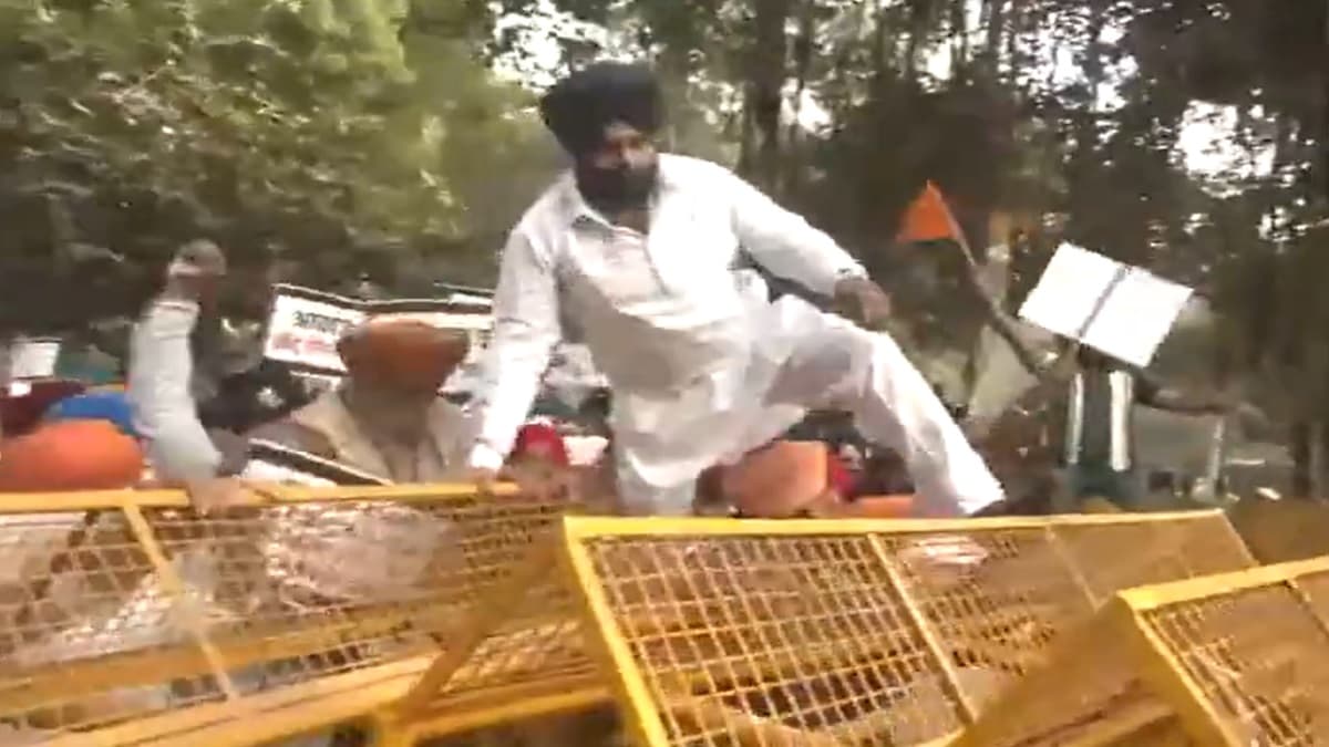 Video: मंदिरों पर हमले के बाद दिल्ली में बवाल, कनाडाई दूतावास के बाहर पुलिस बैरिकेड्स पर चढ़े प्रदर्शनकारी