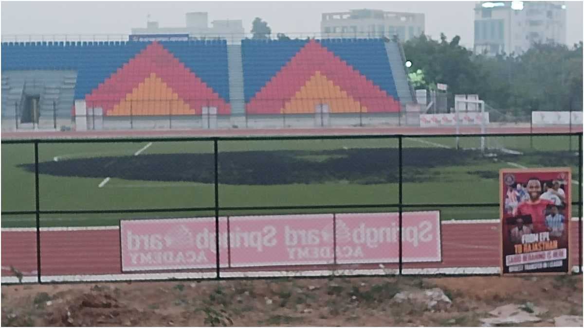 जयपुर इंटरनेशनल फुटबॉल ग्राउंड में लगी आग, जलकर खाक हुई करोड़ों में बेल्जियम से मंगवाई घास