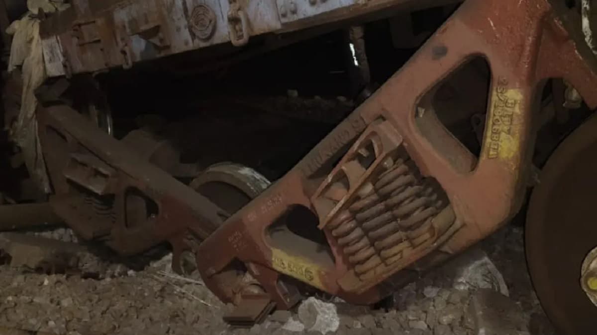 Train Accident: पटरी से उतरे 11 डिब्बे, 30 से ज्यादा ट्रेनें कैंसिल; गाजियाबाद से काजीपेट जा रही थी मालगाड़ी