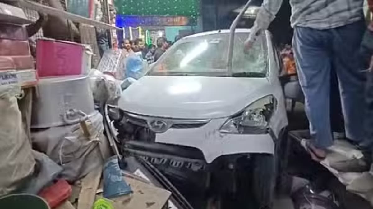 दुकान पर बर्तन खरीद रहा था युवक...पीछे से आई हाई स्पीड कार ने बरपाया कहर, देखें Video
