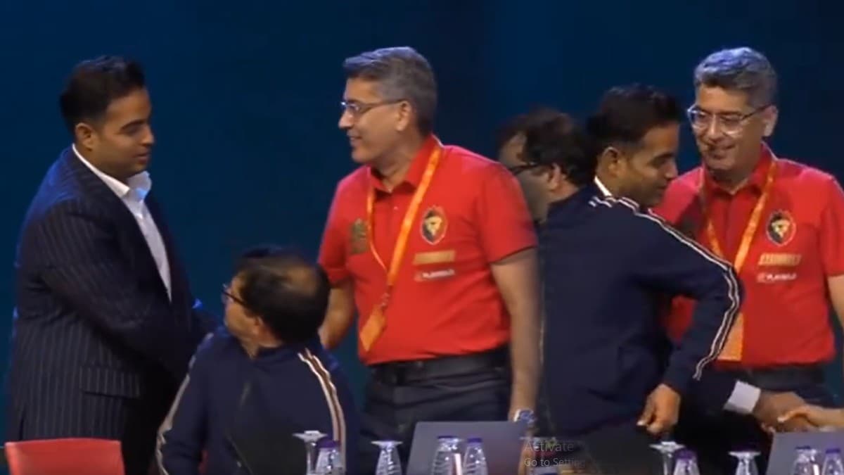 IPL 2025 Mega Auction के बीच ऐसा क्या हुआ, जो RCB मैनेजमेंट से हाथ मिलाने पहुंचे आकाश अंबानी