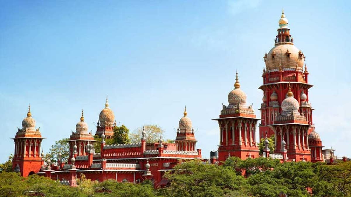 गर्लफ्रेंड को किसिंग या गले लगाना क्राइम है या नहीं? पढ़ें मद्रास हाईकोर्ट का अहम फरमान