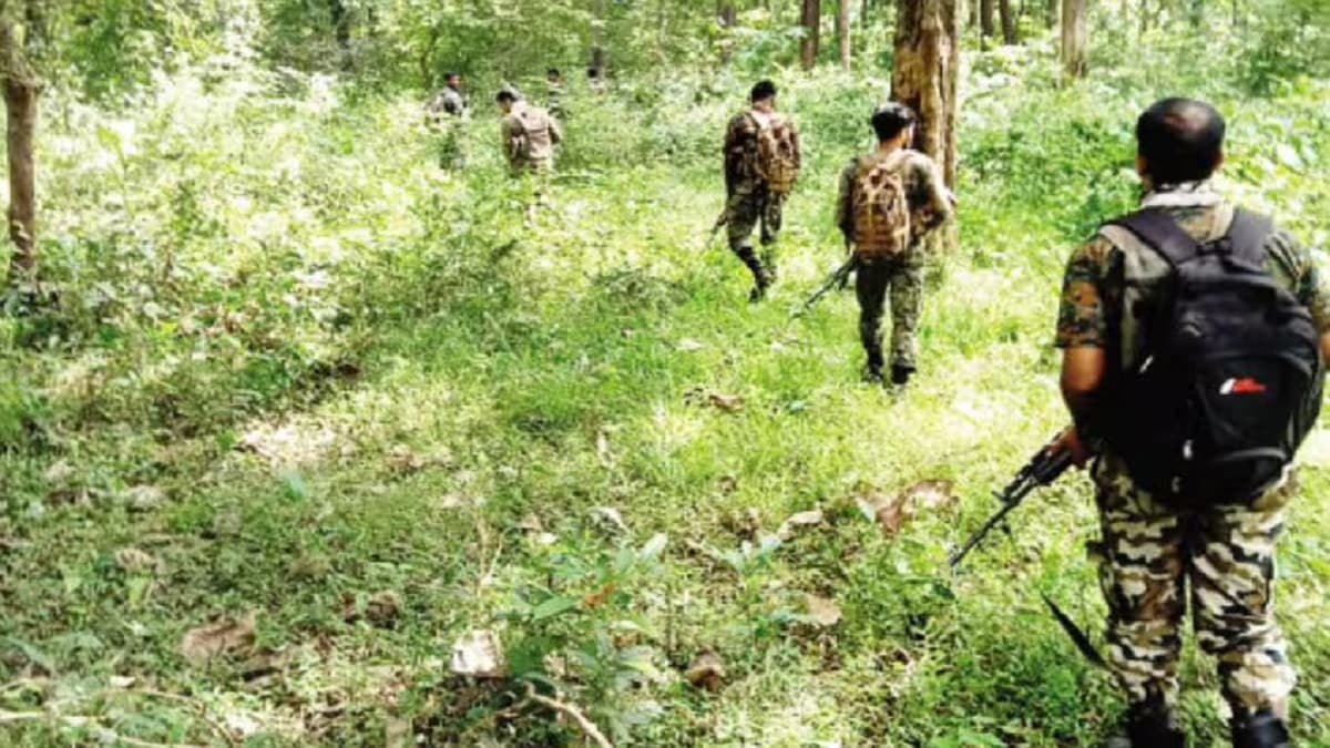 10 नक्सली ढेर, AK-47 राइफलें बरामद; छत्तीसगढ़ के सुकमा में नक्सलियों और सुरक्षा बलों से मुठभेड़