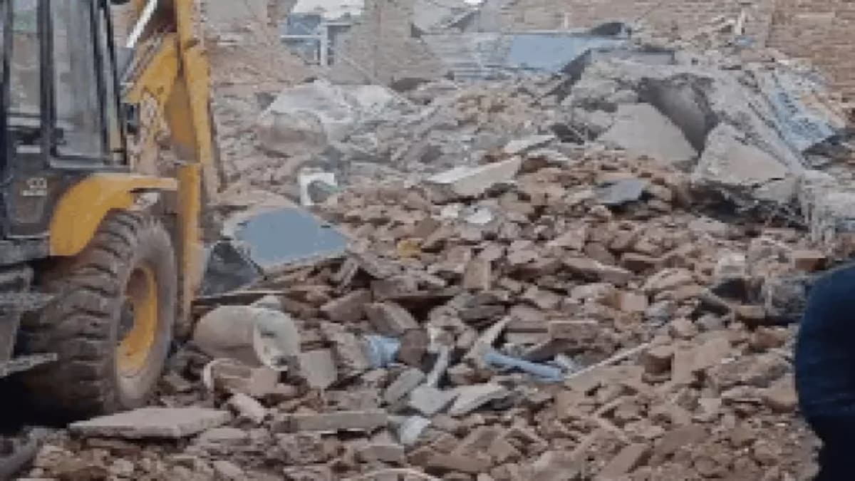 मुरैना में ब्लास्ट से ढहा मकान, 4 की मौत, लोगों के मलबे में दबे होने की आशंका