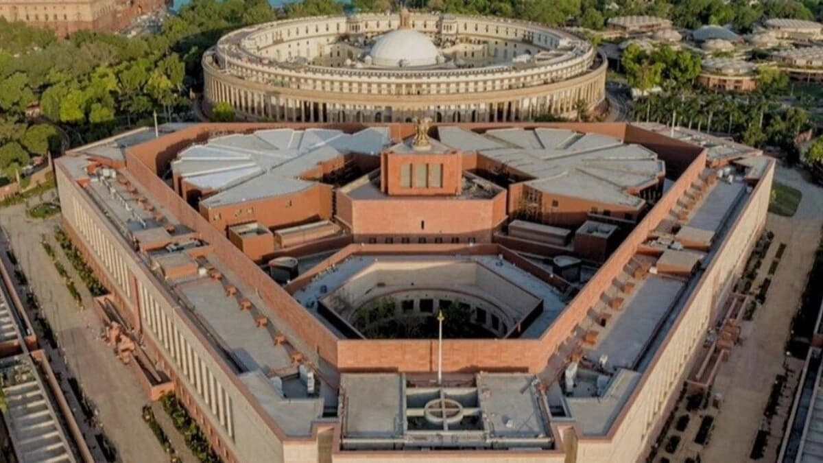 Parliament Session Live Updates: संविधान पर बयान से लेकर प्रियंका के भाषण तक, संसद में आज क्या-क्या हुआ? देखें यहां