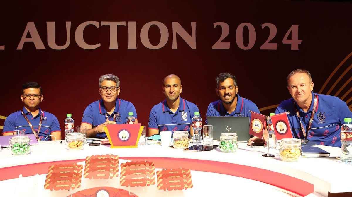 'हिंदी भाषा बंद करो...' RCB के एक पोस्ट से मच गया बवाल, सोशल मीडिया पर उठी अजीबोगरीब मांग
