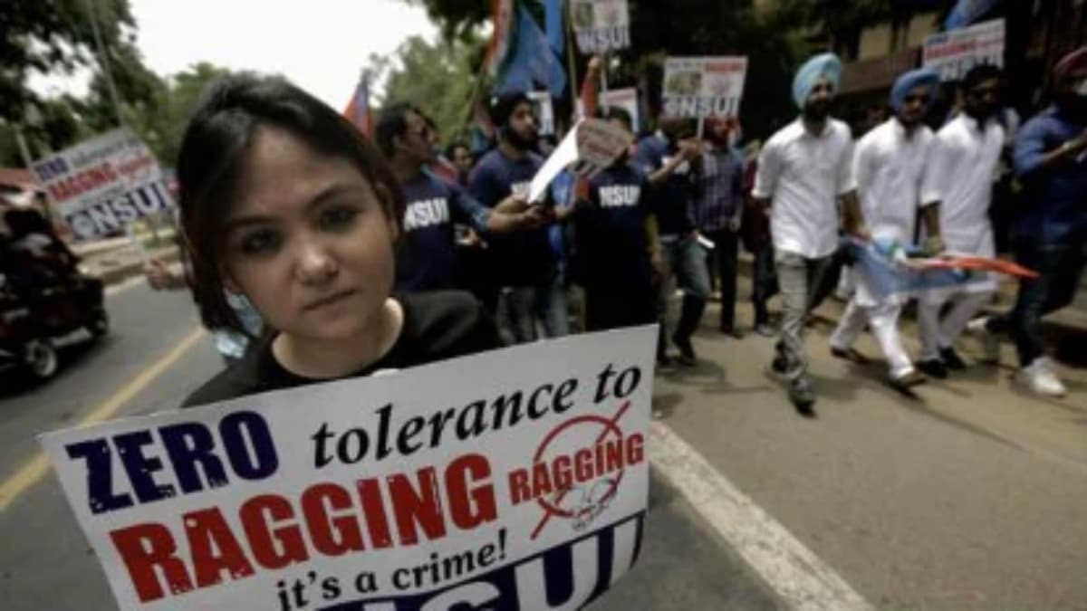 'पकड़ाई गंदी किताब, बोले- जोर-जोर से पढ़ो', मेडिकल कॉलेज में ये कैसी रैगिंग?