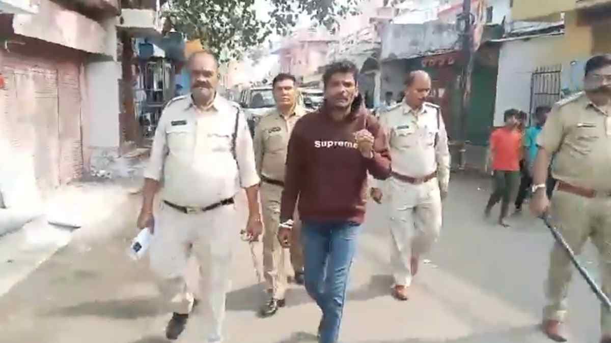 'अपराध करना पाप है..पुल‍िस हमारा बाप है' हिस्ट्रीशीटर की Police ने निकाली परेड, वीडियो वायरल