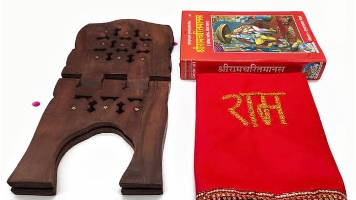 रामचरितमानस को लाल कपड़े में क्यों रखा जाता है? वजह जानकर आप भी चौंक जाएंगे