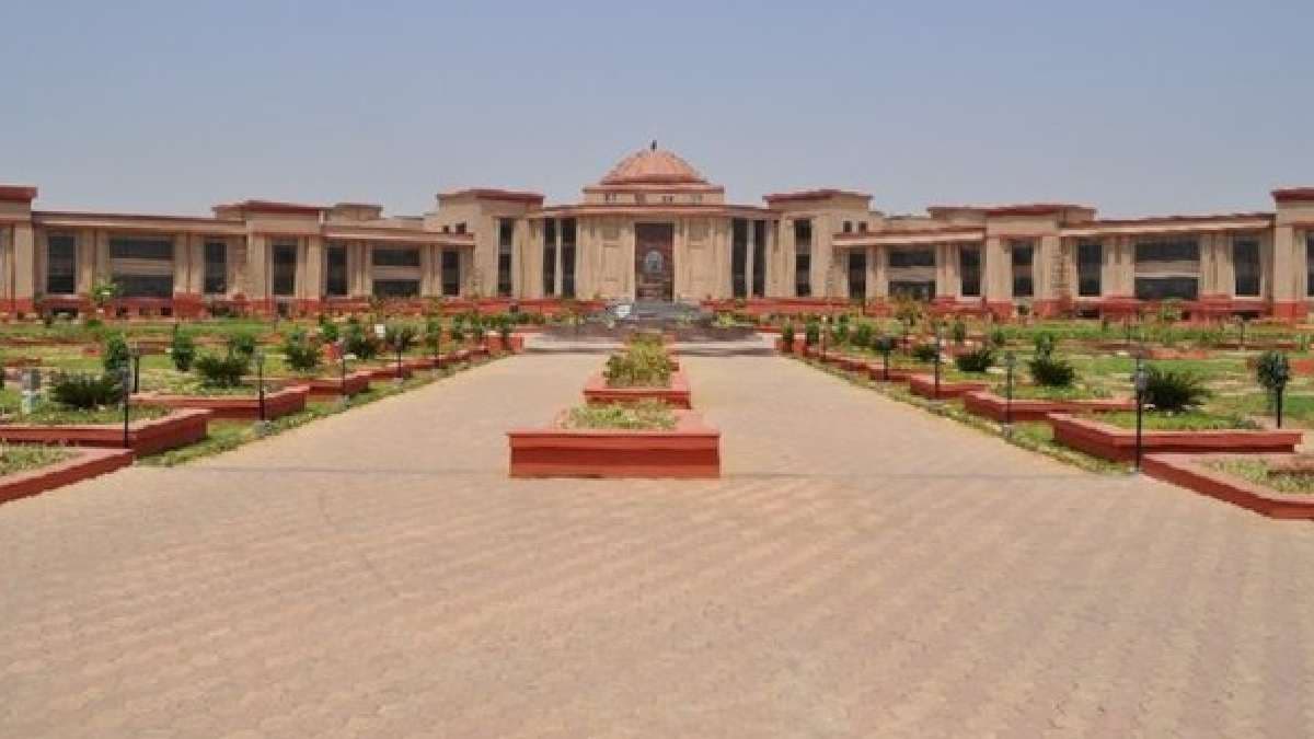 छत्तीसगढ़ पुलिस भर्ती पर हाई कोर्ट ने लगाई रोक, सरकार से पूछा-नियमों में अचानक बदलाव क्यों किया?