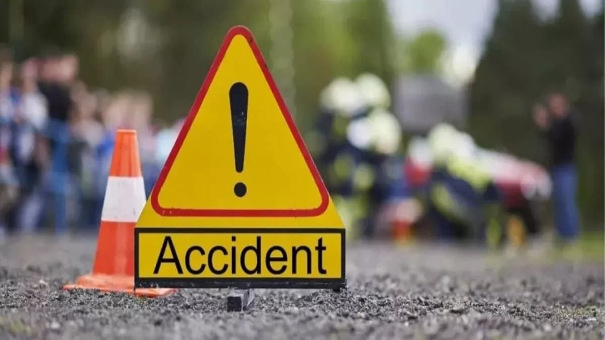 लहराती हुई आई और पलट गई तेज रफ्तार कार, चली गई मासूम की जान, CCTV Video वायरल
