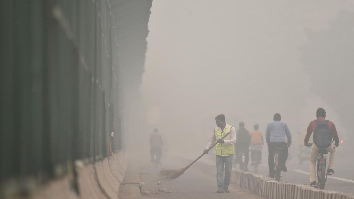 पटाखों ने घोला Delhi-NCR की हवा में जहर! सांस लेना भी दूभर, जानें कहां रहा कितना AQI