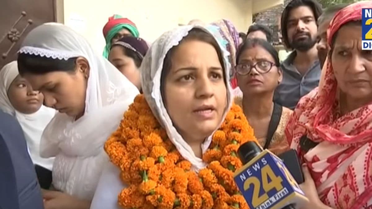 Video: Naseem Solanki क्यों गई थीं मंदिर? सपा उम्मीदवार ने विवाद के बाद दी सफाई