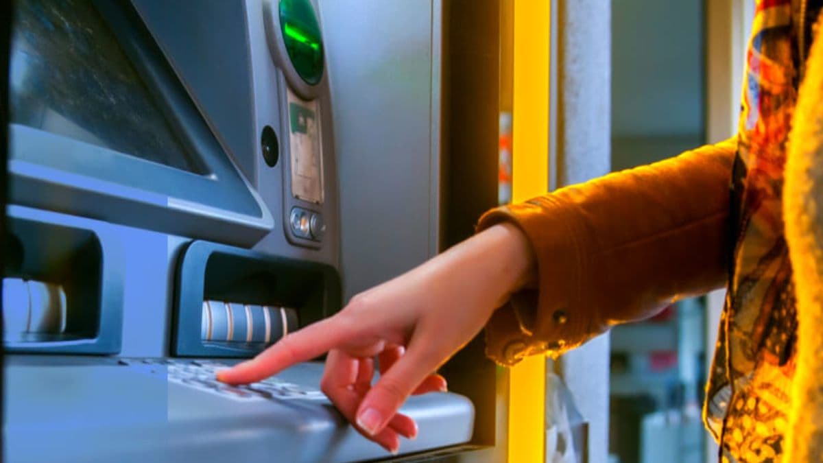 क्यों बंद हो रहे ATM? RBI की रिपोर्ट में खुलासा, जानें बैंकों के फैसले के पीछे की वजह
