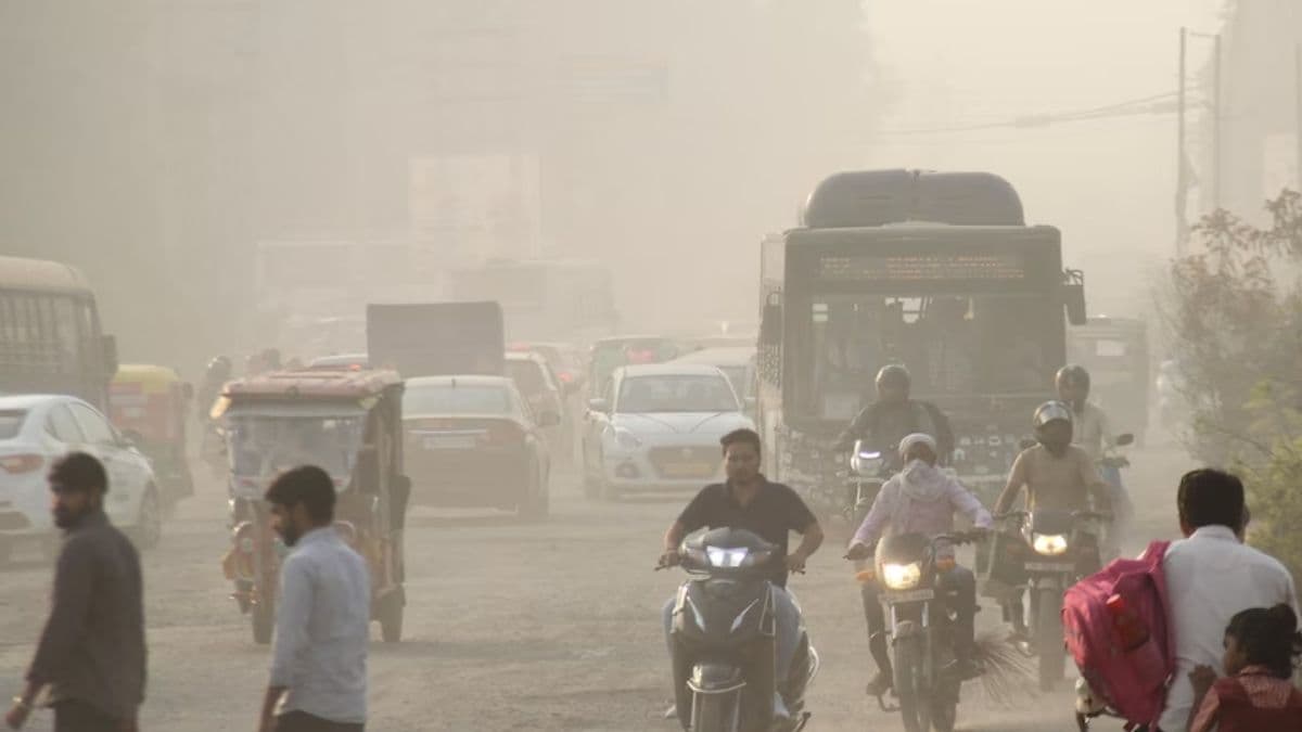 दिल्ली की हवा हुई पूरी तरह जहरीली! AQI 'खतरनाक' श्रेणी में, 500 का आंकड़ा पार