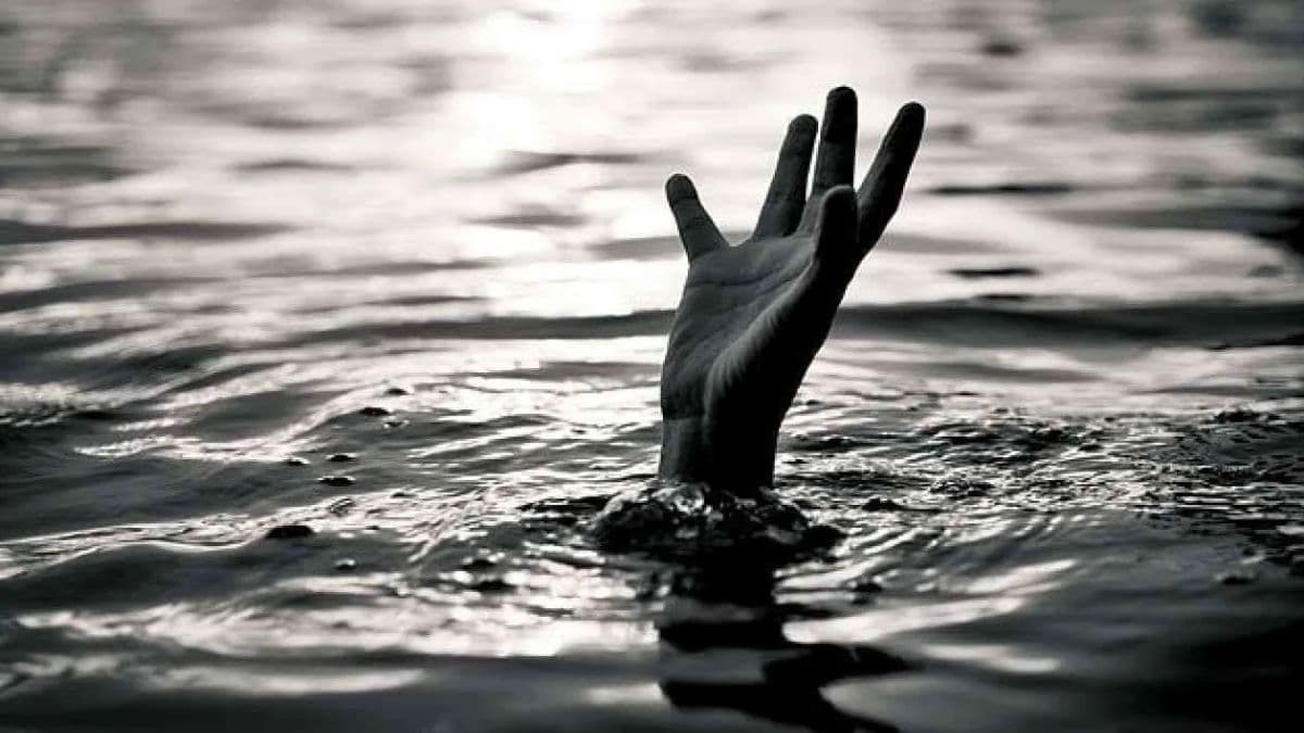 Bihar News: कटिहार में केवला घाट के पास पलटी नाव, 8 लोग लापता