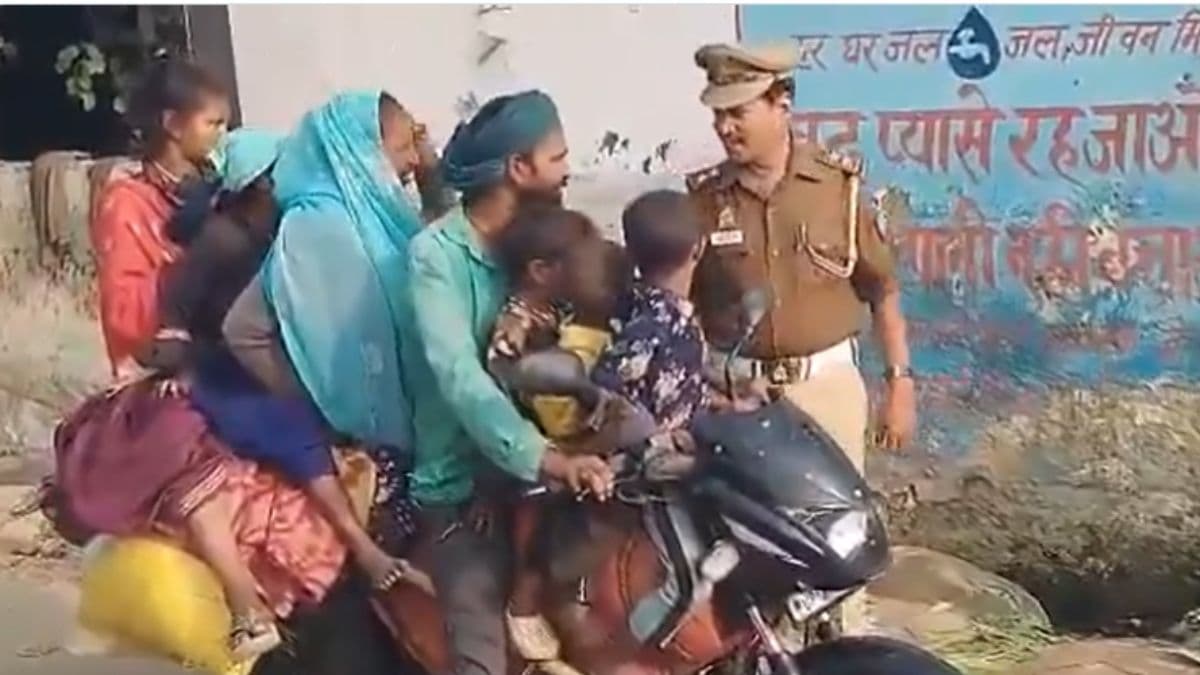 अपनी बाइक किसी कार से कम है के... 8 लोग, लाठी, रजाई, गद्दा और बाल्टी, देखिए वीडियो