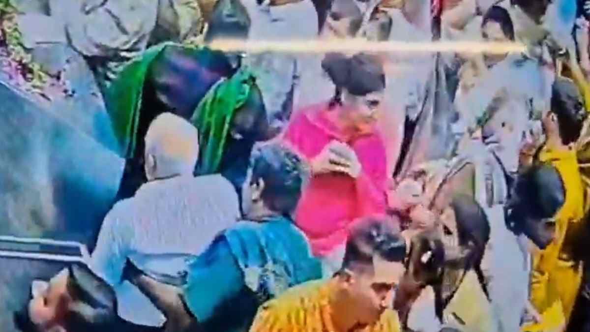 बांके बिहारी मंदिर में भक्त की मौत का वीडियो वायरल, भीड़ के बीच गिरे और चली गई जान
