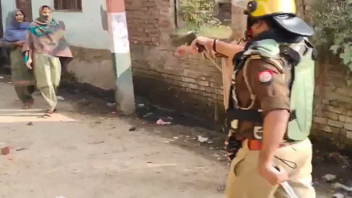 वोटिंग के दौरान SHO ने क्यों निकाली रिवॉल्वर? अखिलेश यादव ने Video शेयर कर लगाया ये आरोप