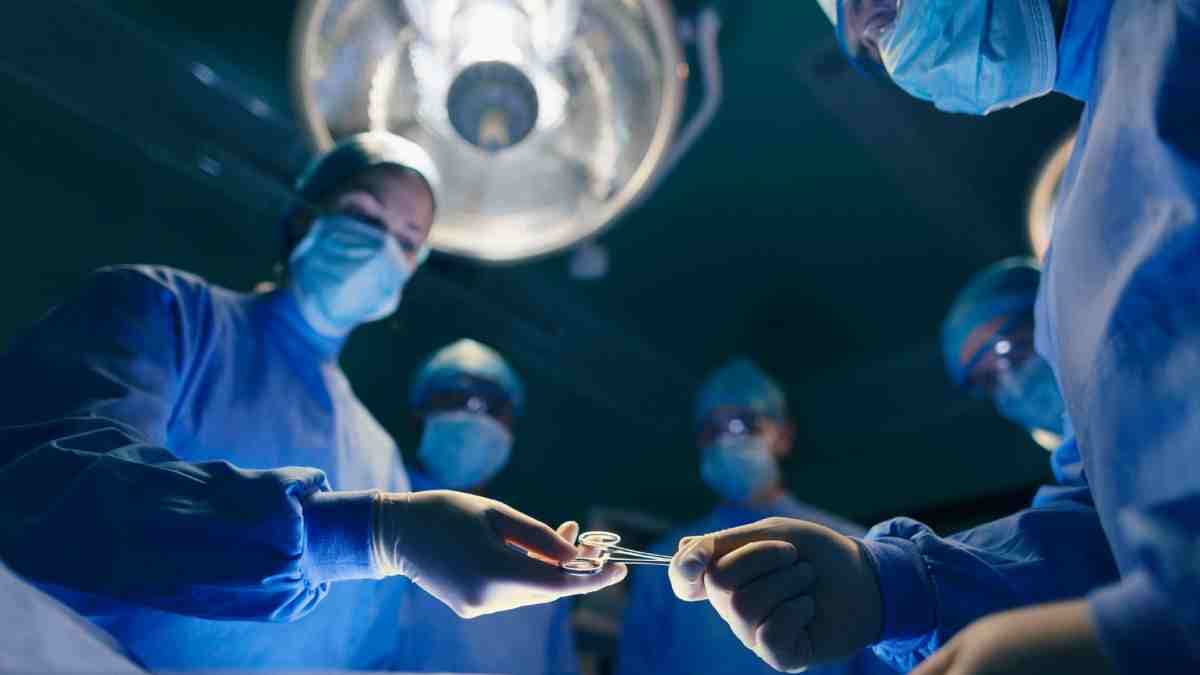 लेफ्ट आंख में थी दिक्कत, राइट आंख का कर दिया ऑपरेशन, डॉक्टर की करतूत का ऐसे हुआ भंडाफोड़