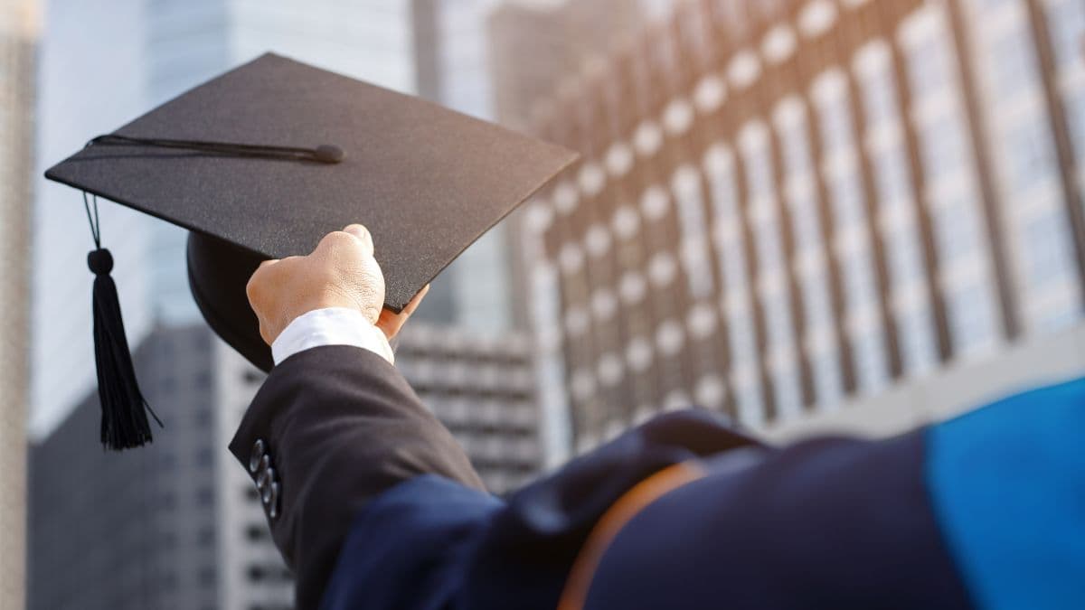 Study in UK: इंग्लैंड में पढ़ाई के लिए मिलेंगे 10 लाख रुपये, इस यूनिवर्सिटी ने ऑफर की स्कॉलरशिप