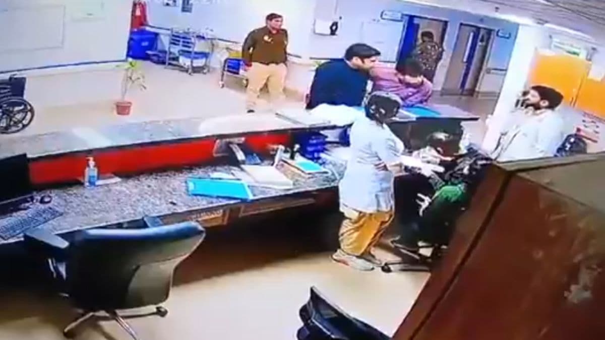 IPS ऑफिसर ने की डॉक्टर के साथ बदतमीजी, सोशल मीडिया पर वायरल हो रहा वीडियो