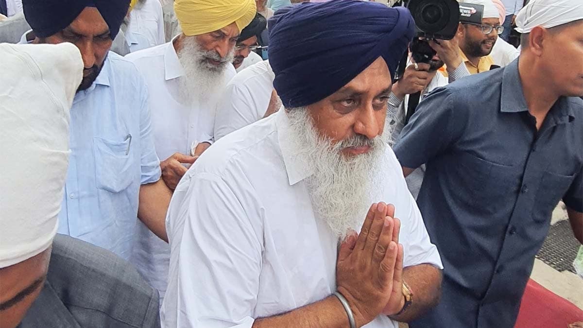 'बाथरूम साफ करें, 'गले में तख्ती पहनें', सुखबीर बादल को अकाल तख्त ने क्यों सुनाई सजा?