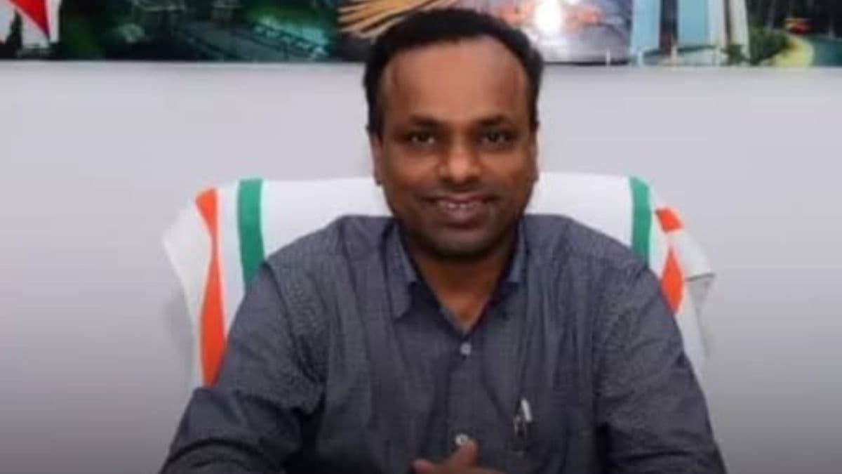 न्यूजपेपर बेचने वाला बिना UPSC क्लियर किए कैसे बना IAS ऑफिसर?