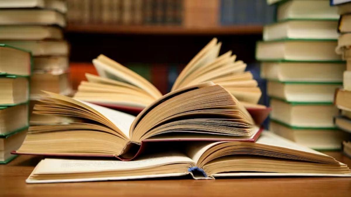 किताबें हमेशा चौकोर ही क्यों होती हैं, गोल या तिकोनी क्यों नहीं? जानें इसके पीछे की दिलचस्प वजह