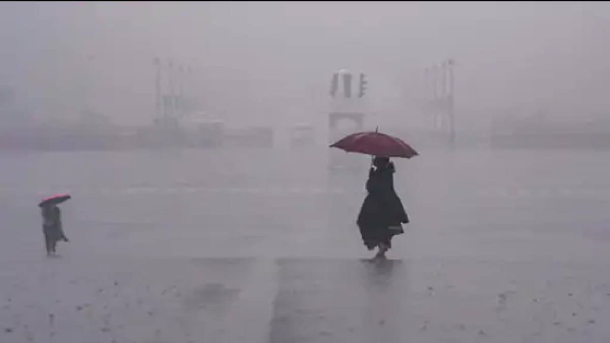 चलीं तेज हवाएं, दिल्ली NCR में झमाझम बारिश, 12 फ्लाइट डायवर्ट, जानें कैसा रहेगा अगले 2 दिनों तक मौसम?