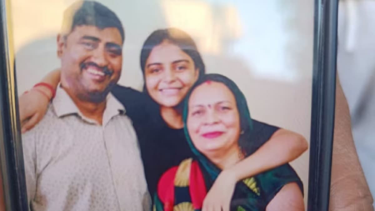 दिल्ली में ट्रिपल मर्डर! मां-बाप और बेटी की हत्या, तीनों को धारदार हथियार से काटा