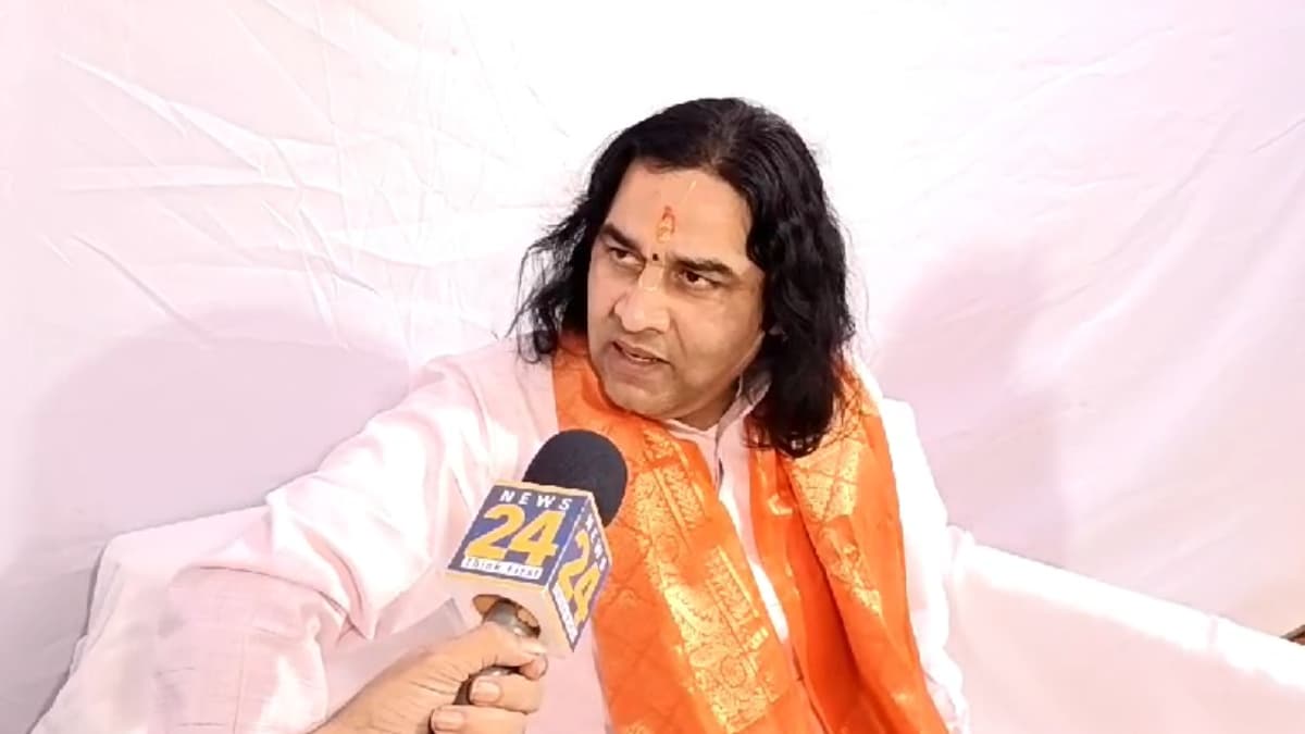 'हिन्दुस्तान में वक्फ बोर्ड का क्या काम?' Maha Kumbh Dharm Sansad में देवकीनंदन ठाकुर ने उठाए सवाल