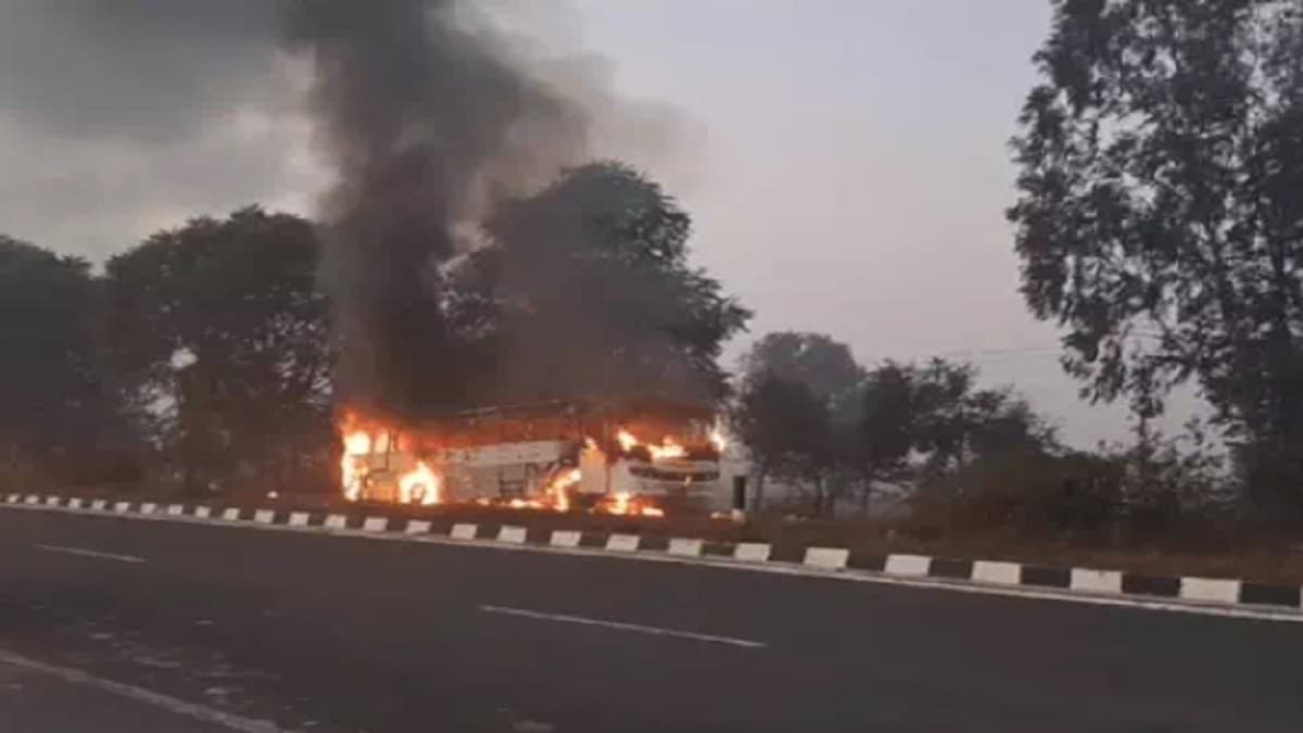 श्रद्धालुओं की बस में भीषण अग्निकांड, डेरा राधा स्वामी में सत्संग सुनने जा रहे थे 61 लोग