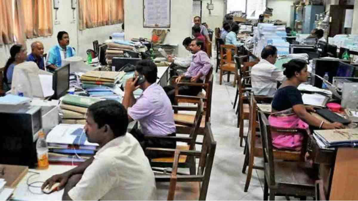 कैसे चली सरकारी कर्मचारियों को जल्द रिटायर करने के खबर और क्या है सरकार का कहना?