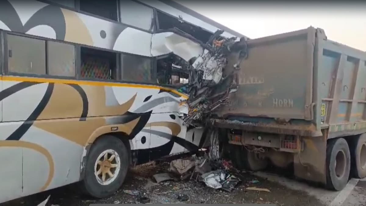 गुजरात में 6 लोगों की मौत, हादसे में 10 गंभीर घायल; डंपर में पीछे से घुसी प्राइवेट ट्रैवल्स की बस