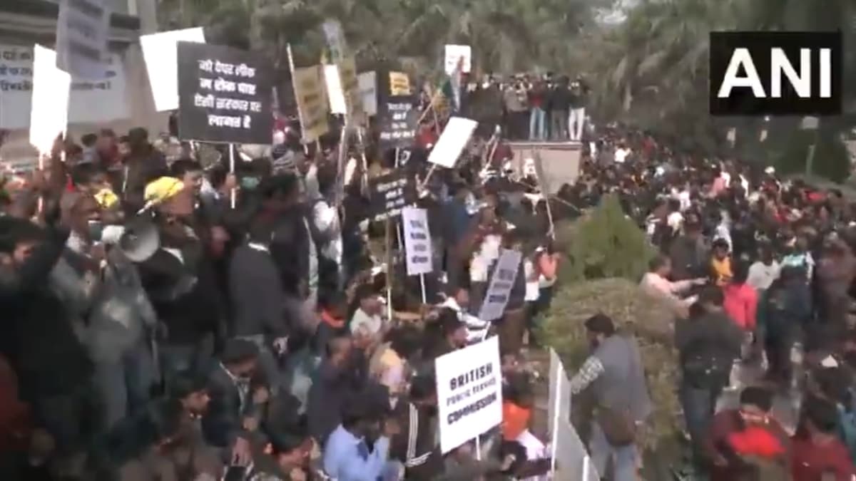 पटना में BPSC अभ्यर्थियों पर लाठीचार्ज का दिल्ली में विरोध, JNU छात्रों ने सीएम नीतीश के खिलाफ की नारेबाजी
