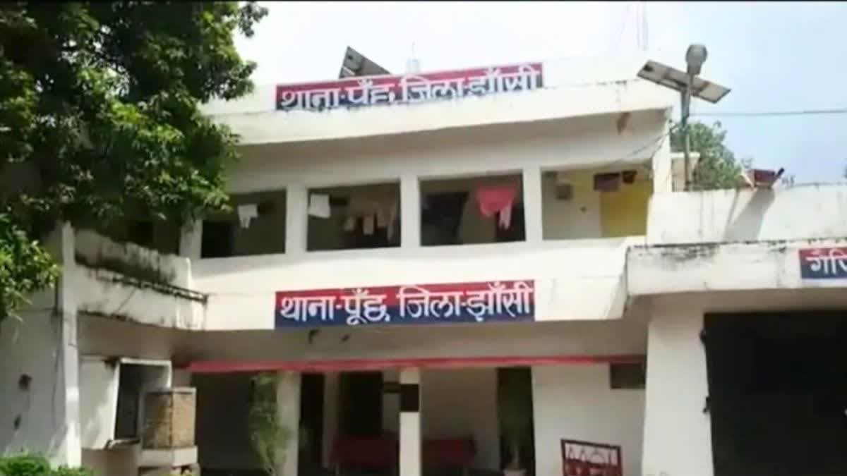 झांसी में अश्लील फिल्म देखते पकड़े गए गुरुजी, पोल खुली तो छात्र का सिर दीवार से मारा
