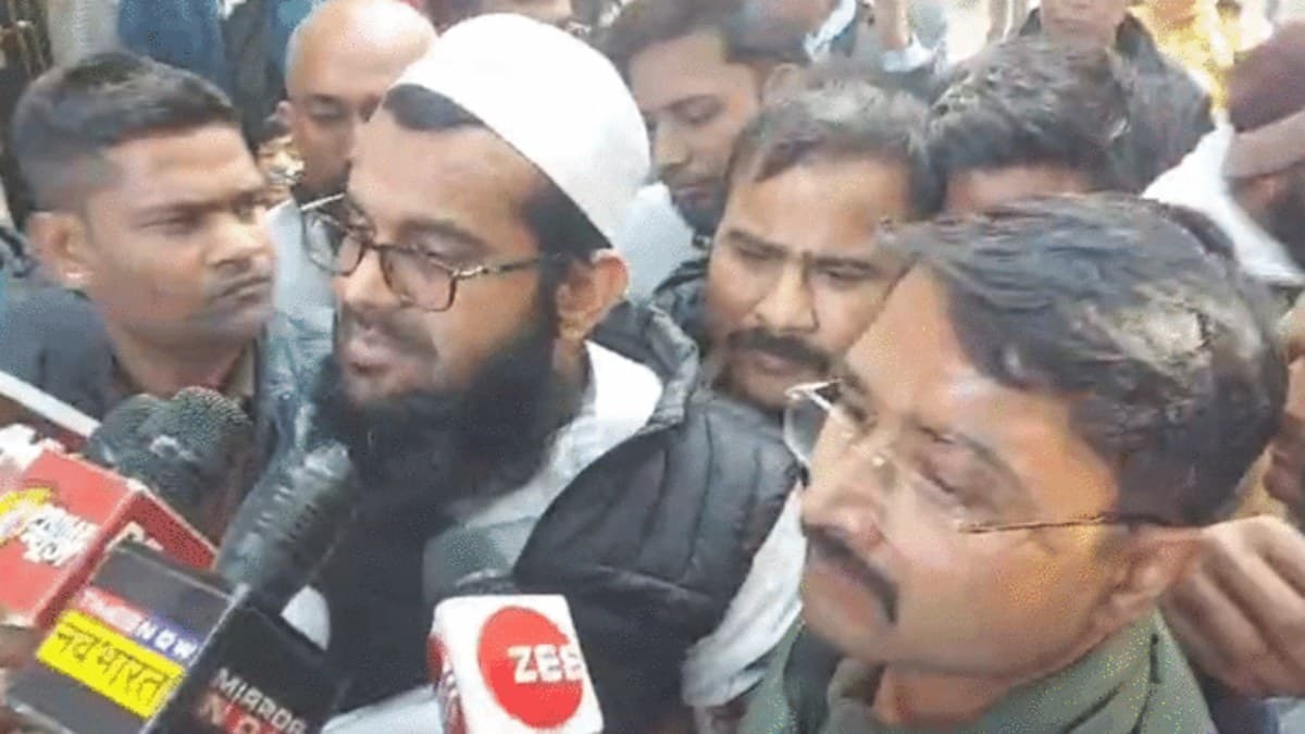 झांसी में NIA की रेड, महिलाएं बनी ढाल, मदरसा संचालक को उठा ले गए अफसर