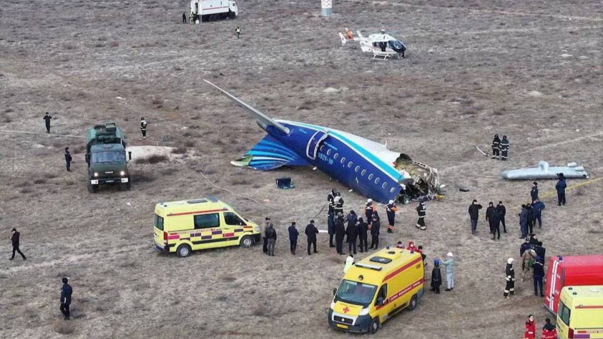 Kazakhstan Plane Crash: पक्षी से टकराने के बाद खराब हो गया था GPS, प्लेन क्रैश की ये वजह आई सामने